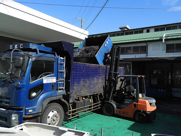 本社工場における鉄くずリサイクルの様子