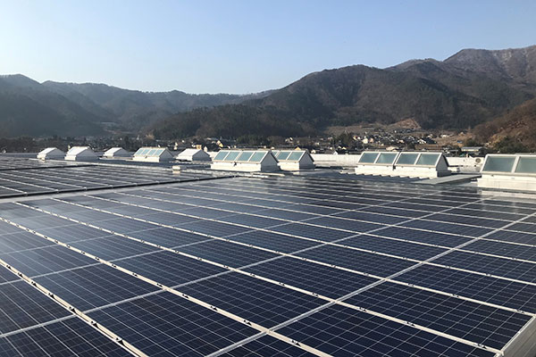 本社・第三工場にの屋根に設置した太陽光パネル