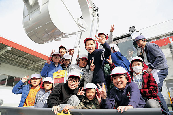 Local Nagano Prefecture elementary school students who participated in a factory tour